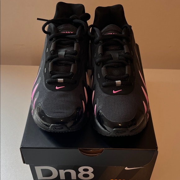 New Nike Air Max DN8 Women’s Size 6.5 Men’s Size 5 Black and Pink Shoes In Box - Picture 2 of 10